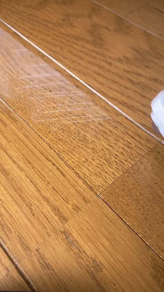 ペンで塗った範囲の白い線が見えにくくなったフローリング（補修後）