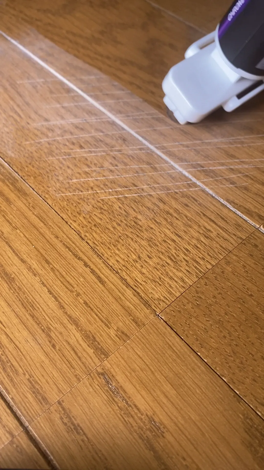 WROのペン先を、キズの上に当てて塗っているところ（補修中）