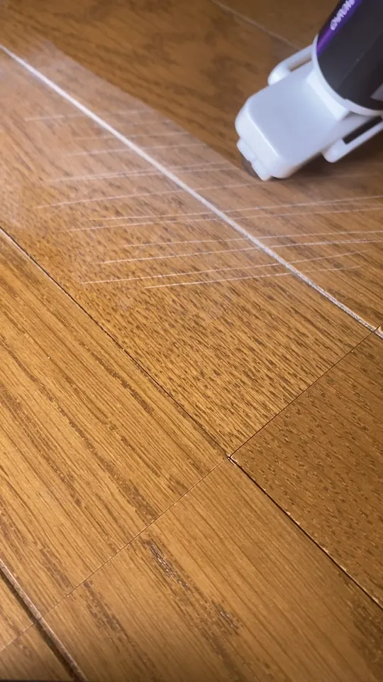 WROのペン先を、キズの上に当てて塗っているところ（補修中）